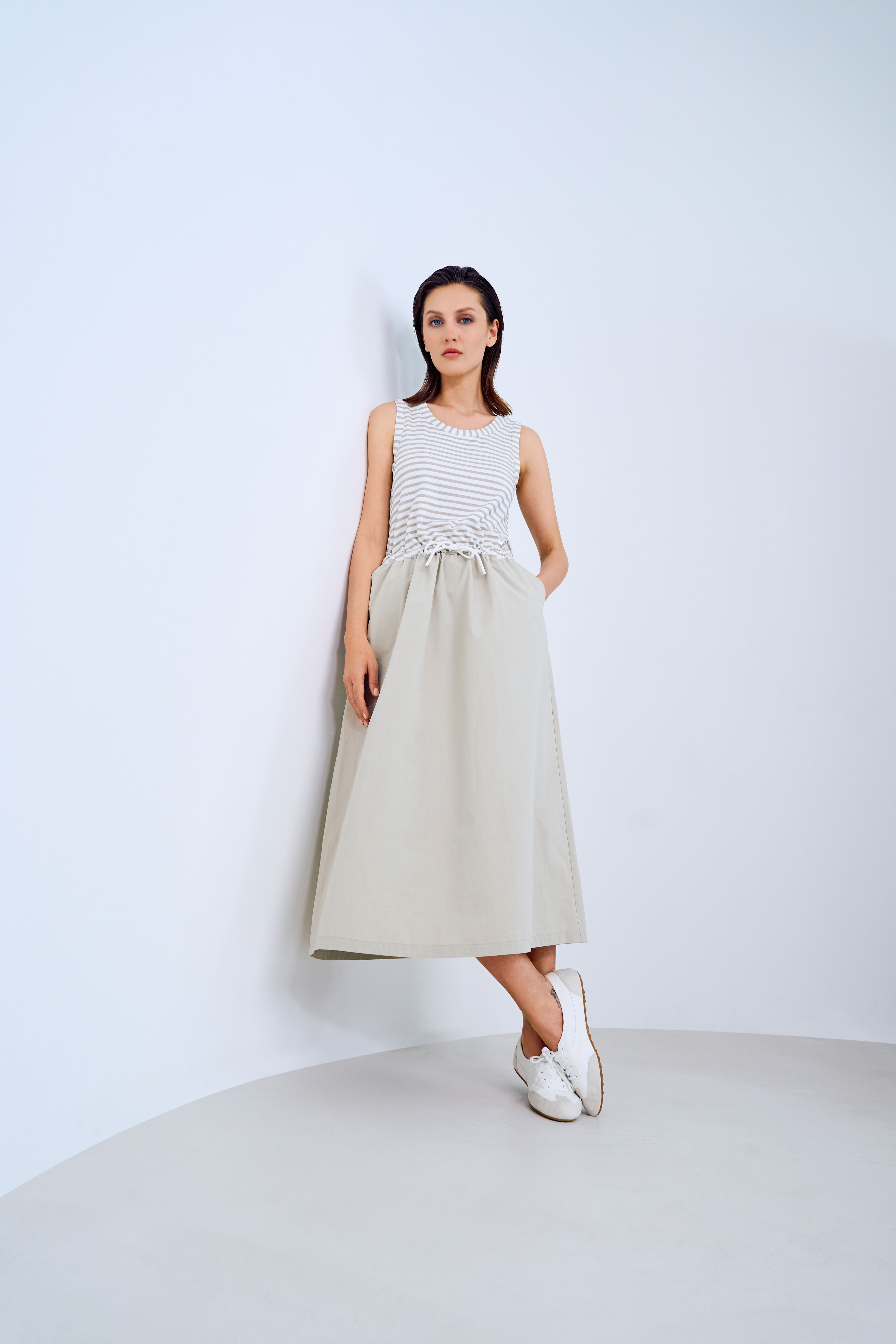 Streifen-Top, Midikleid, Gesteppte Taille, Beige Rock, Weiße Sneaker